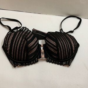 Size 34C Victoria’s Secret Sexy black lace detail bra like new condition